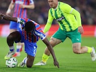 LONDON (United Kingdom), 12/03/2026.- AEK Larnacas Dorde Ivanovic (R) vies for the ball with Crystal Palaces Ismaila Sarr (L) during the UEFA Conference League Round of 16 1st leg match between Crystal Palace and AEK Larnaca at Selhurst Park in London, Britain, 12 March 2026. (Reino Unido, Londres) EFE/EPA/ANDY RAIN