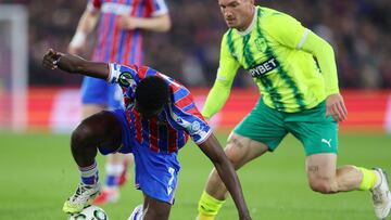 LONDON (United Kingdom), 12/03/2026.- AEK Larnacas Dorde Ivanovic (R) vies for the ball with Crystal Palaces Ismaila Sarr (L) during the UEFA Conference League Round of 16 1st leg match between Crystal Palace and AEK Larnaca at Selhurst Park in London, Britain, 12 March 2026. (Reino Unido, Londres) EFE/EPA/ANDY RAIN