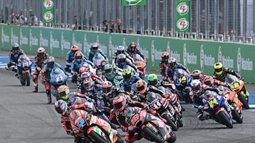 Salida de Moto2, con Vietti (13) por delante de ManuGasss (18) en la primera curva.