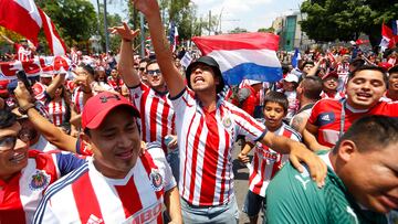 AME2540. GUADALAJARA (MÉXICO), 28/05/2023.- Aficionados del Guadalajara alientan hoy a su equipo previo a la vuelta de la final del torneo Clausura 2023 de la Liga MX contra Tigres UANL, en los alrededores del Estadio Akron en Guadalajara, Jalisco (México). EFE/ Francisco Guasco
