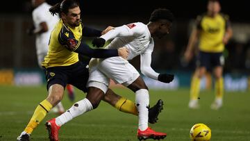 Oxford United's Northern Irish defender Ciaron Brown (L) fights for the ball with Arsenal's English midfielder Bukayo Saka during the FA Cup third round football match between Oxford United and Arsenal at the Kassam Stadium in Oxford, west of London, on January 9, 2023. (Photo by ADRIAN DENNIS / AFP) / RESTRICTED TO EDITORIAL USE. No use with unauthorized audio, video, data, fixture lists, club/league logos or 'live' services. Online in-match use limited to 120 images. An additional 40 images may be used in extra time. No video emulation. Social media in-match use limited to 120 images. An additional 40 images may be used in extra time. No use in betting publications, games or single club/league/player publications. / 
