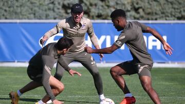 Simeone da indicaciones en el entrenamiento del Atlético.