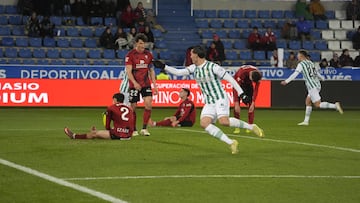 Guardiola celebra el gol del triunfo del Córdoba ante la desolación de los jugadores del Mirandés.