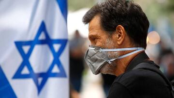 Un hombre con mascarilla pasea por las calles de Tel Aviv, Israel.