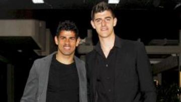 Costa, máximo goleador, y Courtois, portero menos goleado, posan juntos.