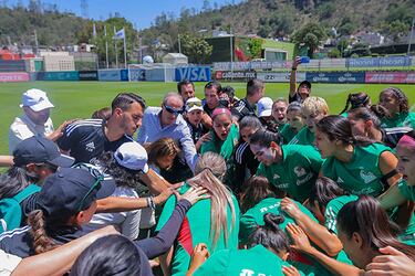 Ivar Sisniega visita a las selecciones nacionales femeniles