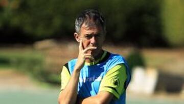Lucas Alcaraz, entrenador del Granada, durante un entrenamiento.