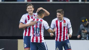 Jugadores de Chivas festejando el gol ante New York en la Concachampions