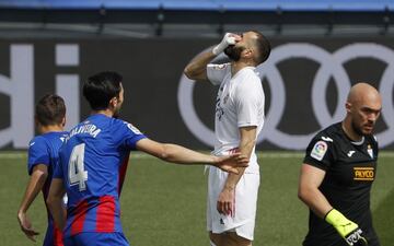 Benzema se lamenta de la ocasión perdida.  