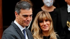 FILE PHOTO: Spanish Prime Minister Pedro Sanchez and his wife Maria Begona Gomez Fernandez leave after meeting with Pope Francis, at the Vatican, October 24, 2020. REUTERS/Remo Casilli/File Photo