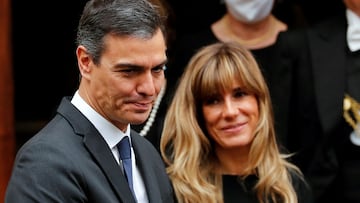 FILE PHOTO: Spanish Prime Minister Pedro Sanchez and his wife Maria Begona Gomez Fernandez leave after meeting with Pope Francis, at the Vatican, October 24, 2020. REUTERS/Remo Casilli/File Photo