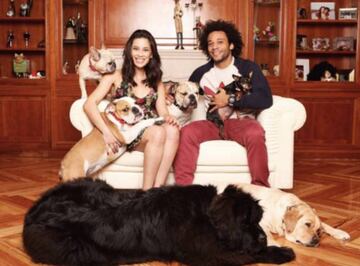 Marcelo y su mujer, con sus perros
