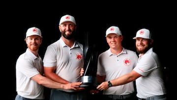 El equipo Legion XIII, con Jon Rahm, Tyrrell Hatton, Kieran Vincent y Caleb Surratt posan con el trofeo de ganadores por equuipos del LIV Golf Mayakoba.