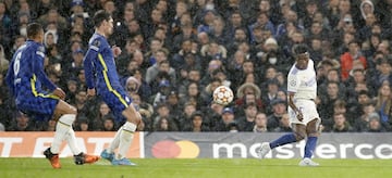 0-1. Karim Benzema marca el primer gol tras una asistencia de Vinicius Junior.