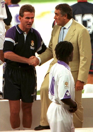 Temporada 1997/98 | Jupp Heynckes y Lorenzo Sanz en la presentación del Real Madrid en el estadio Santiago Bernabéu.