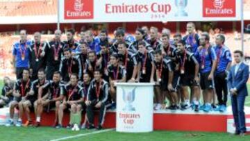 Los futbolistas del Valencia posan felices tras la consecución de la Emirates Cup en Londres.