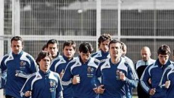 <b>EL DÍA DESPUÉS. </b>Gabi, Diego Milito, Montejo y el resto de la plantilla, en el inicio de la sesión ayer.