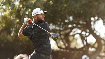 PACIFIC PALISADES, CALIFORNIA - FEBRUARY 17: Jon Rahm of Spain plays his shot from the 11th tee during the second round of the The Genesis Invitational at Riviera Country Club on February 17, 2023 in Pacific Palisades, California. Cliff Hawkins/Getty Images/AFP (Photo by Cliff Hawkins / GETTY IMAGES NORTH AMERICA / Getty Images via AFP)