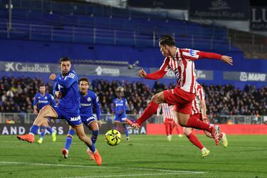 Autogol de Domingos Duarte tras un centro de Raspadori en dirección a Griezmann que desvió el defensa sin querer a su propia portería. En la foto, el centro de Raspadori. 
