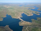 El embalse más grande de España abre sus compuertas en un hecho histórico: es la cuarta vez que sucede en sus 35 años de servicio
