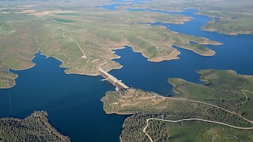 El embalse más grande de España abre sus compuertas en un hecho histórico: es la cuarta vez que sucede en sus 35 años de servicio