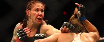 Cris Cyborg golpea a Felicia Spencer durante su combate en el UFC 240.