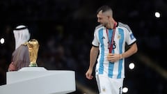 Guido Rodríguez observa el trofeo de la Copa del Mundo antes de levantarla.