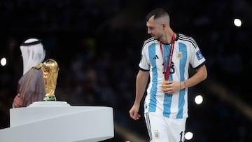 Guido Rodríguez observa el trofeo de la Copa del Mundo antes de levantarla.