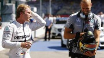 Nico Rosberg habla con su ayudante después de la sesión de entrenamientos libres.