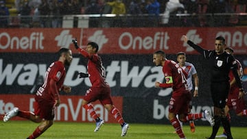 Futbol, Nublense vs Curico Unido.
Decimocuarta fecha, campeonato nacional 2022.
El jugador de Curico Unido Patricio Rubio, centro, celebra su gol contra Nublense durante el partido de primera division realizado en el estadio Nelson Oyarzun de Chillan, Chile.
22/05/2022
Jose Carvajal/Photosport
Football, Nublense vs Curico Unido.
14th date, 2022 national championship.
Curico Unido’s player Patricio Rubio, center, celebrates after scoring against Nublense during the first division match at Nelson Oyarzun stadium in Chillan, Chile.
22/05/2022
Jose Carvajal/Photosport