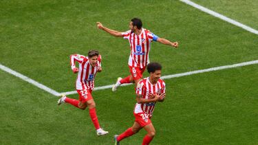 Witsel, Koke y Giuliano celebran el gol del belga al Seattle.