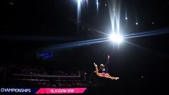La griega Vasiliki Millousi compite en la final femenina de gimnasia artística. 