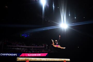 La griega Vasiliki Millousi compite en la final femenina de gimnasia artística. 