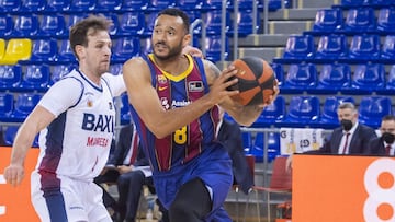 Adam Hanga maneja el bal&oacute;n ante el Baxi Manresa en la Liga Endesa.