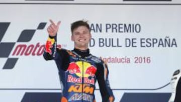 Binder, en el podio de Jerez tras ganar Moto3.