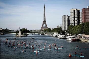 Socorristas durante un desfile náutico en el río Sena, París. 