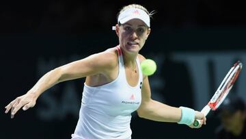 Angelique Kerber devuelve una bola a Agnieszka Radwanska durante las semifinales del WTA Finals de Singapur.