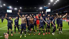 Los jugadores del Real Madrid celebran el pase a semifinales con los aficionados del Real Madrid que viajaron al Etihad Stadium.