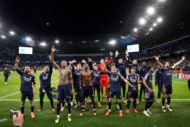 Los jugadores del Real Madrid celebran el pase a semifinales con los aficionados del Real Madrid que viajaron al Etihad Stadium.