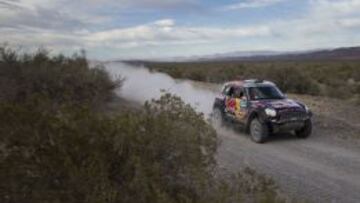 Nasser Al-Attiyah, l&iacute;der s&oacute;lido en coches con su Mini. 