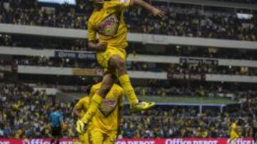 Raúl Jiménez celebra un gol