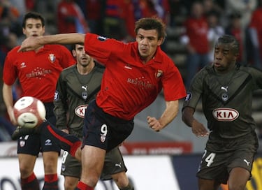 Tras una amplia trayectoria futbolística llegó a Osasuna en 2004, avalado por su enorme calidad, y permaneció en el conjunto rojillos tres temporadas, en los que sobre todo en su segunda temporada, dejó ver su calidad y su faceta goleadora. Actualmente dirige al Partizan de Belgrado, equipo en el que debutó como profesional del fútbol. Dejó huella en la afición rojilla.
