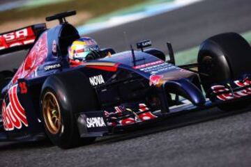 Jean-Eric Vergne piloto de Toro Rosso con el nuevo STR9 en Jerez.