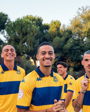 The Athletic, medio deportivo que pertenece a The New York Times (diario estadounidense con sede en la ciudad de Nueva York), ha elegido la camiseta de la primera equipación de la A.D. Alcorcón como la mejor de la temporada. El medio la describió como: "Una belleza, una maravilla, una gloriosa equipación de fútbol".