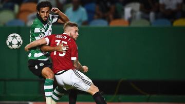 Sporting&#039;s Costa Rican forward Bryan Ruiz (L) vies with Legia Warsaw&#039;s French midfielder Thibault Moulin (R) during the UEFA Champions League Group F football match Sporting CP vs Legia Warsaw at the Alvalade stadium in Lisbon on September 27, 2016. / AFP PHOTO / PATRICIA DE MELO MOREIRA