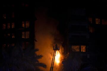 Un incendio de grandes dimensiones arrasa un edificio de 14 plantas generando una gran columna  de fuego y una densa humareda dificultano a los bomberos las labores de extición.