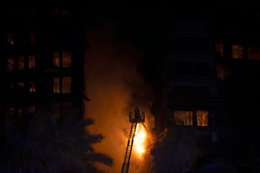 Un incendio de grandes dimensiones arrasa un edificio de 14 plantas generando una gran columna  de fuego y una densa humareda dificultano a los bomberos las labores de extición.