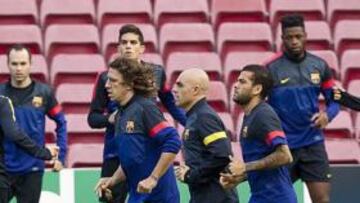 <b>EN CUADRO. </b>Puyol y Alves siguen sin estar a punto para jugar y se entrenaron aparte.