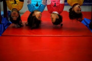 Niñas chilenas entrenan en el gimnasio de Tomás González. 