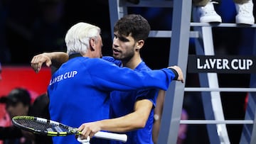 Carlos Alcaraz celebra su victoria con Bjorn Borg después de ganar a Ben Shelton en Berlín.